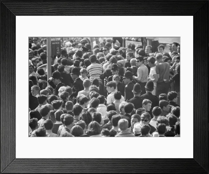 Framed Print : Mods v Rockers. Picture shows the scene at Margate Framed Print : Mods v Rockers. Picture shows the scene at Margate