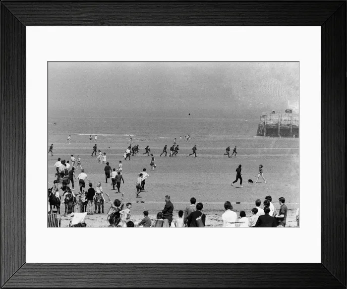 Framed Print : Mods v Rockers. Picture shows the scene at Margate Framed Print : Mods v Rockers. Picture shows the scene at Margate