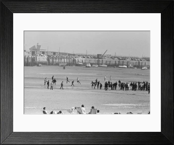 Framed Print : Mods v Rockers. Picture shows the scene at Margate Framed Print : Mods v Rockers. Picture shows the scene at Margate