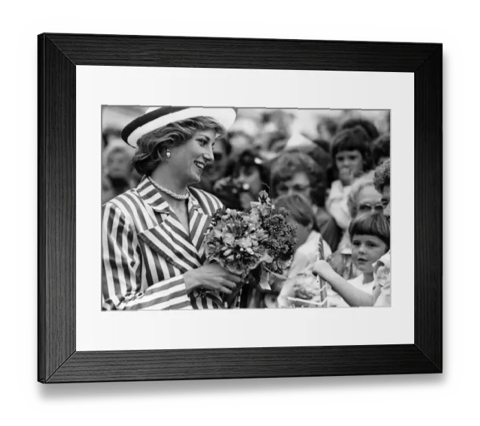 Framed Print : A smile for her admirers... HRH Princess Diana, The Princess of Wales Framed Print : A smile for her admirers... HRH Princess Diana, The Princess of Wales