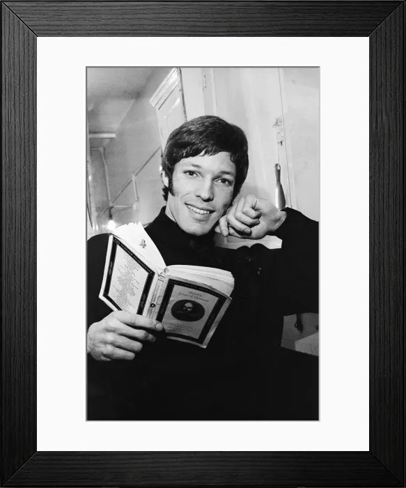 Framed Print : Actor Richard Chamberlain who is playing Hamlet at the Birmingham Repertory Theatre Framed Print : Actor Richard Chamberlain who is playing Hamlet at the Birmingham Repertory Theatre
