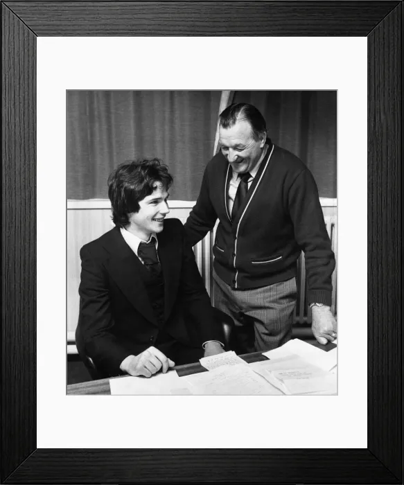 Framed Print : Liverpool manager Bob Paisley looks on as new defender Alan Hansen officially signs for Framed Print : Liverpool manager Bob Paisley looks on as new defender Alan Hansen officially signs for