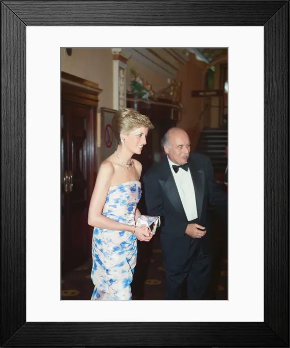 Framed Print : HRH Princess Diana, Princess of Wales attends the Premiere of Farewell to the King Framed Print : HRH Princess Diana, Princess of Wales attends the Premiere of Farewell to the King