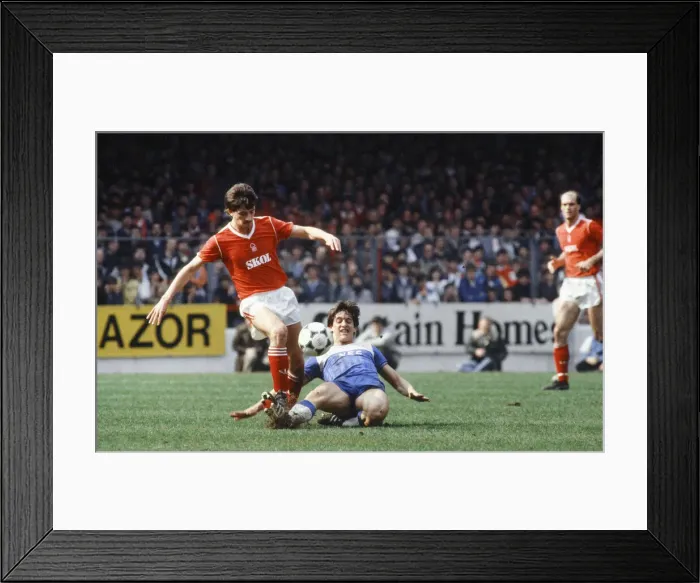 Framed Print : English League Division One match at the City Ground. Nottingham Forest 0 v Everton Framed Print : English League Division One match at the City Ground. Nottingham Forest 0 v Everton