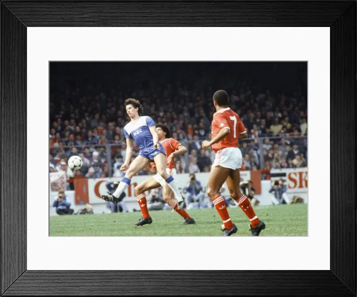 Framed Print : English League Division One match at the City Ground. Nottingham Forest 0 v Everton