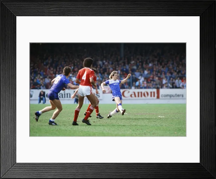 Framed Print : English League Division One match at the City Ground. Nottingham Forest 0 v Everton Framed Print : English League Division One match at the City Ground. Nottingham Forest 0 v Everton