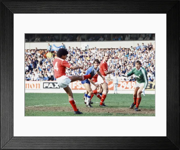 Framed Print : English League Division One match at the City Ground. Nottingham Forest 0 v Everton Framed Print : English League Division One match at the City Ground. Nottingham Forest 0 v Everton