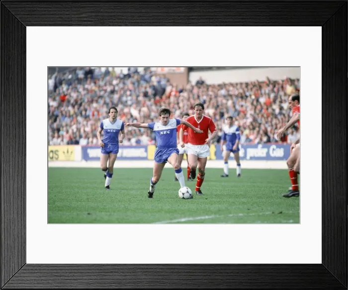Framed Print : English League Division One match at the City Ground. Nottingham Forest 0 v Everton