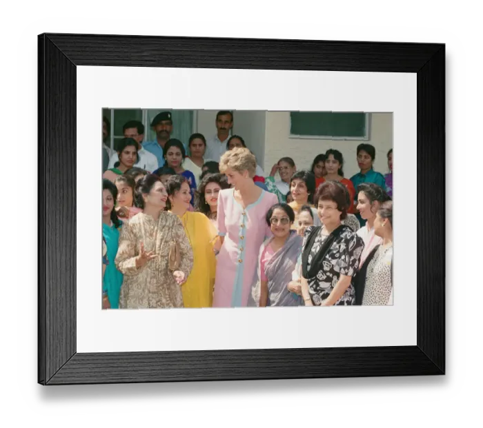 Framed Print : HRH The Princess of Wales, Princess Diana visits Islamabad, Pakistan in September 1991 Framed Print : HRH The Princess of Wales, Princess Diana visits Islamabad, Pakistan in September 1991