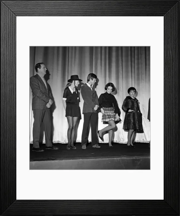 Framed Print : Film stars rehearse for a Royal Film Performance of Franco Zeffirelli