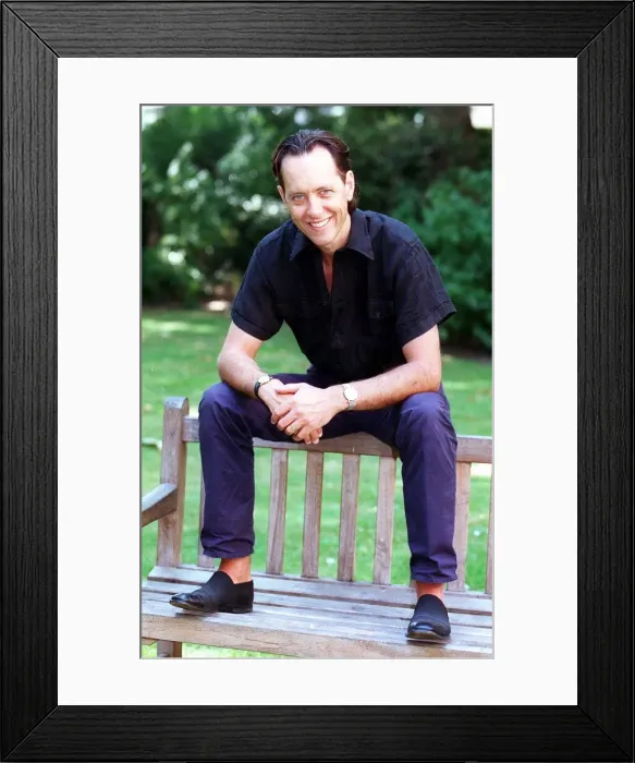Framed Print : Richard E Grant sitting on a bench August 1998 SOON TO APPEAR IN BBC TVs Framed Print : Richard E Grant sitting on a bench August 1998 SOON TO APPEAR IN BBC TVs