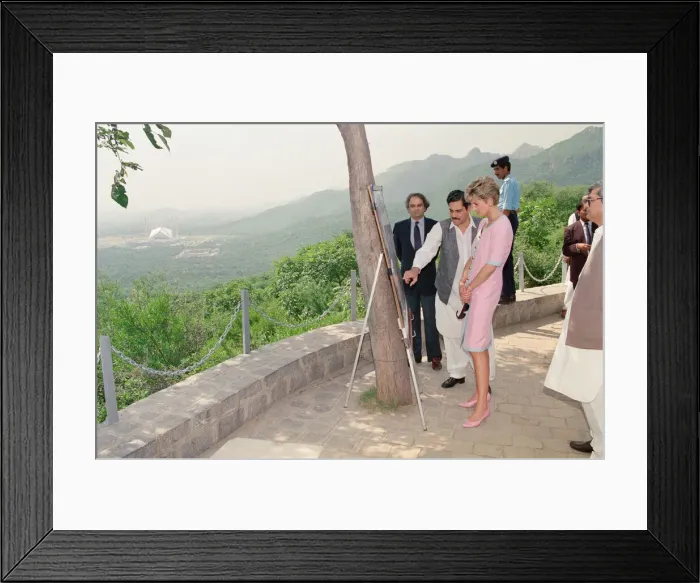 Framed Print : HRH The Princess of Wales, Princess Diana visits Islamabad, Pakistan in September 1991