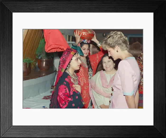 Framed Print : HRH The Princess of Wales, Princess Diana visits Islamabad, Pakistan in September 1991 Framed Print : HRH The Princess of Wales, Princess Diana visits Islamabad, Pakistan in September 1991
