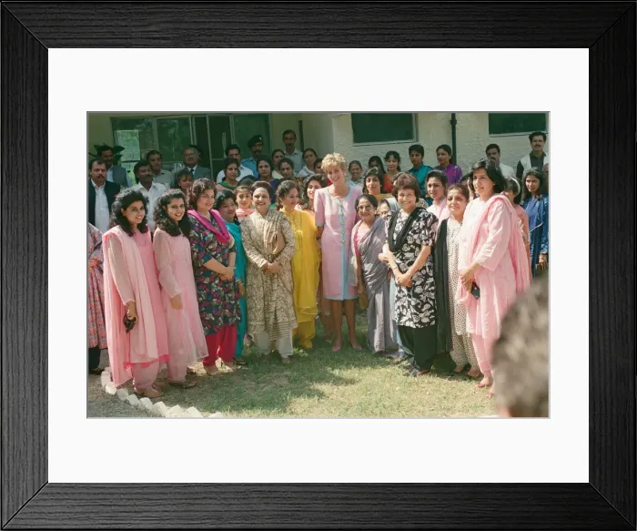 Framed Print : HRH The Princess of Wales, Princess Diana visits Islamabad, Pakistan in September 1991 Framed Print : HRH The Princess of Wales, Princess Diana visits Islamabad, Pakistan in September 1991