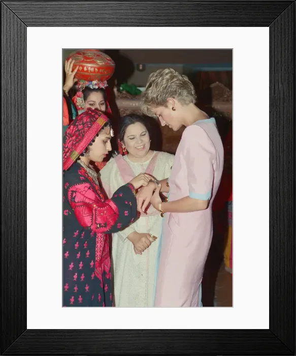 Framed Print : HRH The Princess of Wales, Princess Diana visits Islamabad, Pakistan in September 1991 Framed Print : HRH The Princess of Wales, Princess Diana visits Islamabad, Pakistan in September 1991