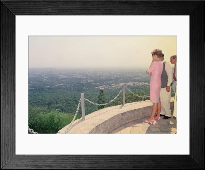 Framed Print : HRH The Princess of Wales, Princess Diana visits Islamabad, Pakistan in September 1991 Framed Print : HRH The Princess of Wales, Princess Diana visits Islamabad, Pakistan in September 1991