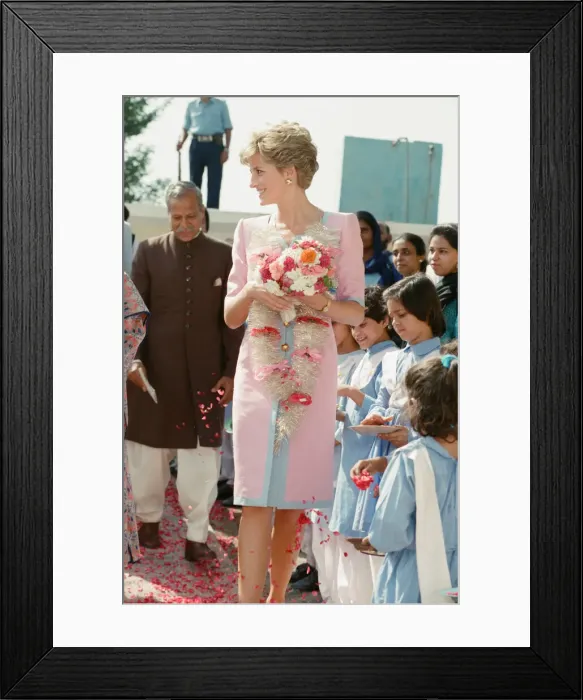 Framed Print : HRH The Princess of Wales, Princess Diana visits Pakistan in September 1991 Framed Print : HRH The Princess of Wales, Princess Diana visits Pakistan in September 1991