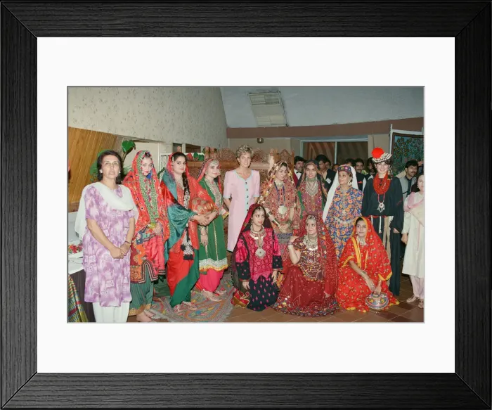 Framed Print : HRH The Princess of Wales, Princess Diana visits Islamabad, Pakistan in September 1991 Framed Print : HRH The Princess of Wales, Princess Diana visits Islamabad, Pakistan in September 1991