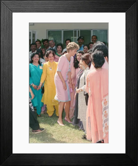 Framed Print : HRH The Princess of Wales, Princess Diana visits Islamabad, Pakistan in September 1991 Framed Print : HRH The Princess of Wales, Princess Diana visits Islamabad, Pakistan in September 1991