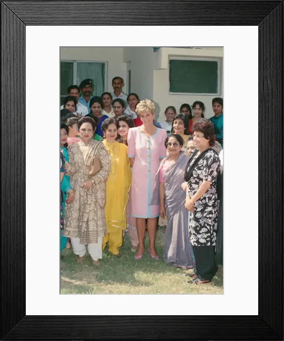 Framed Print : HRH The Princess of Wales, Princess Diana visits Islamabad, Pakistan in September 1991 Framed Print : HRH The Princess of Wales, Princess Diana visits Islamabad, Pakistan in September 1991