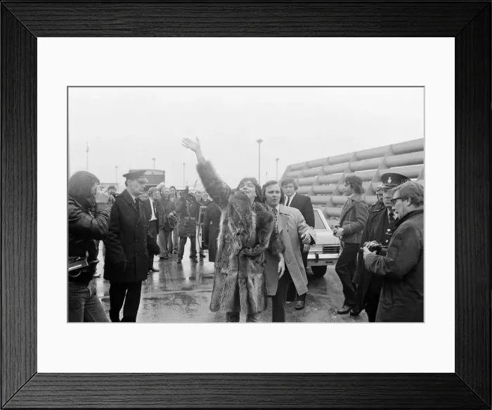 Framed Print : David Cassidy, singer, actor and musician, leaves Londons Heathrow Airport in 1973 Framed Print : David Cassidy, singer, actor and musician, leaves Londons Heathrow Airport in 1973