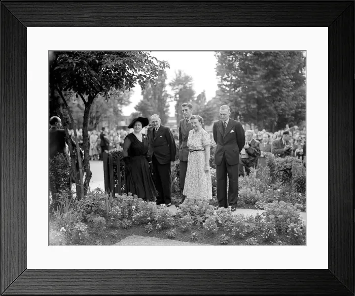 Framed Print : HRH Queen Elizabeth the Queen Mother visit to Streatham, July 1952 Framed Print : HRH Queen Elizabeth the Queen Mother visit to Streatham, July 1952