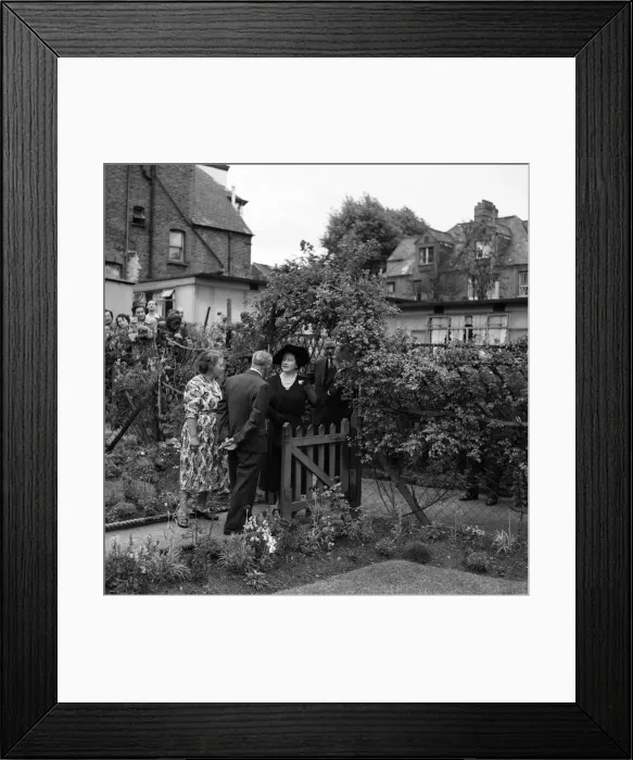 Framed Print : Queen Elizabeth The Queen Mother visits Streatham. 17th July 1952 Framed Print : Queen Elizabeth The Queen Mother visits Streatham. 17th July 1952