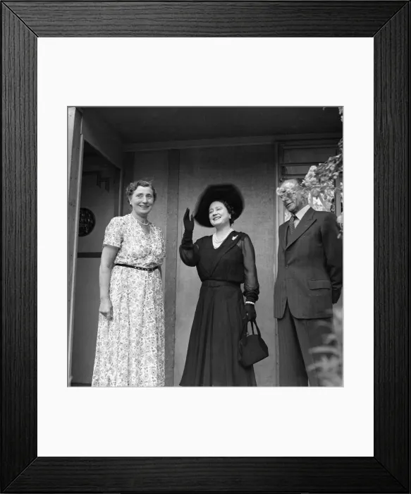 Framed Print : Queen Elizabeth The Queen Mother visits the garden of Mrs Lena Atkinson in Streatham Framed Print : Queen Elizabeth The Queen Mother visits the garden of Mrs Lena Atkinson in Streatham
