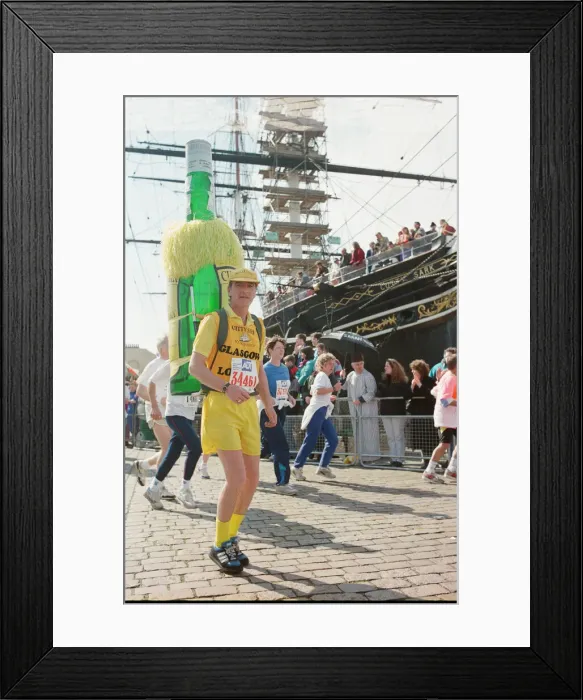 Framed Print : London Marathon - 1991. The runners go round Cutty Sark Framed Print : London Marathon - 1991. The runners go round Cutty Sark