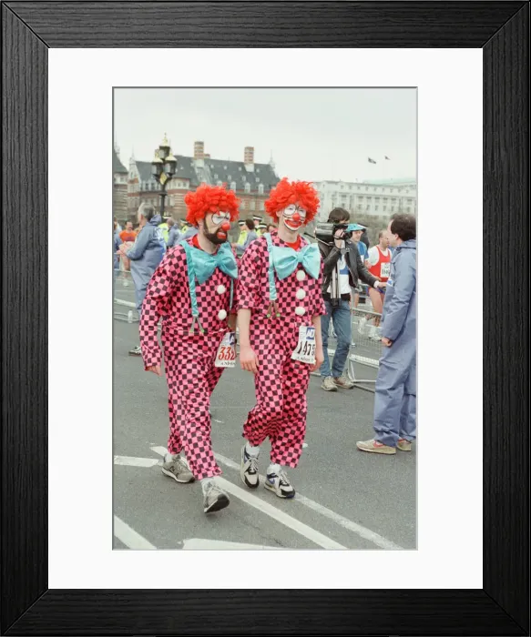 Framed Print : The London Marathon - 1991 Runners in fancy dress run over Westminster Bridge Framed Print : The London Marathon - 1991 Runners in fancy dress run over Westminster Bridge
