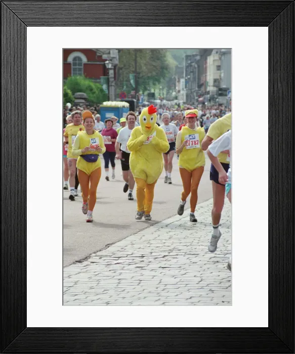 Framed Print : London Marathon - 1991. The runners go round Cutty Sark Framed Print : London Marathon - 1991. The runners go round Cutty Sark