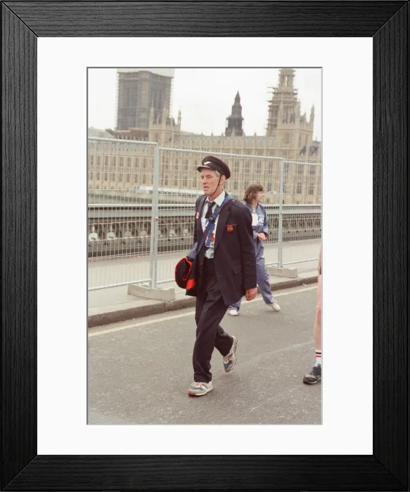 Framed Print : The London Marathon - 1991 Runners in fancy dress run over Westminster Bridge Framed Print : The London Marathon - 1991 Runners in fancy dress run over Westminster Bridge