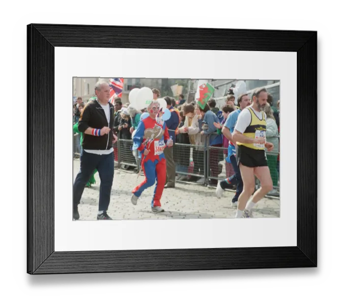 Framed Print : London Marathon - 1991. The runners go round Cutty Sark Framed Print : London Marathon - 1991. The runners go round Cutty Sark