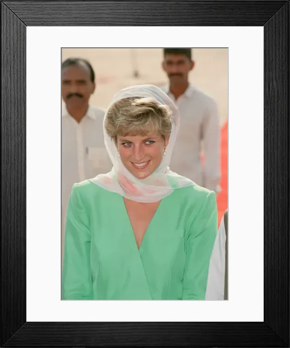 Framed Print : HRH, The Princess of Wales, Princess Diana visits Pakistan in September 1991 Framed Print : HRH, The Princess of Wales, Princess Diana visits Pakistan in September 1991