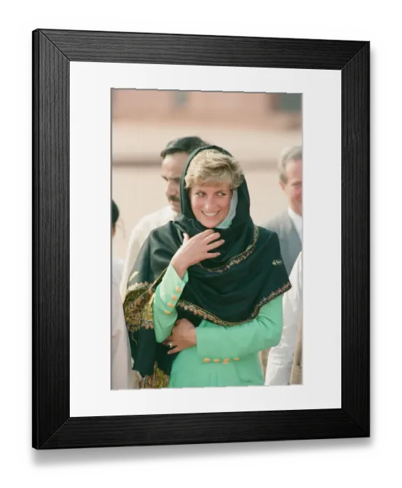 Framed Print : HRH, The Princess of Wales, Princess Diana visits Pakistan in September 1991