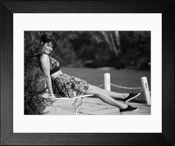 Framed Print : Model poses for a fashion shoot. 17th February 1988 Framed Print : Model poses for a fashion shoot. 17th February 1988