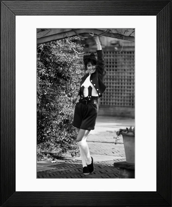 Framed Print : Model poses for a fashion shoot. 17th February 1988 Framed Print : Model poses for a fashion shoot. 17th February 1988