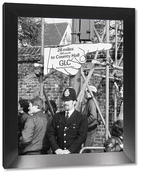 London Marathon 1982, Sponsored by Gillette, Sunday 9th May 1982. Police Officer on duty