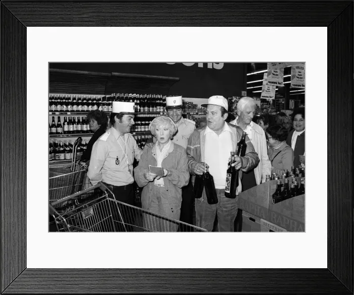 Framed Print : Filming of a series of Terry and June, where they go on a day trip to Framed Print : Filming of a series of Terry and June, where they go on a day trip to