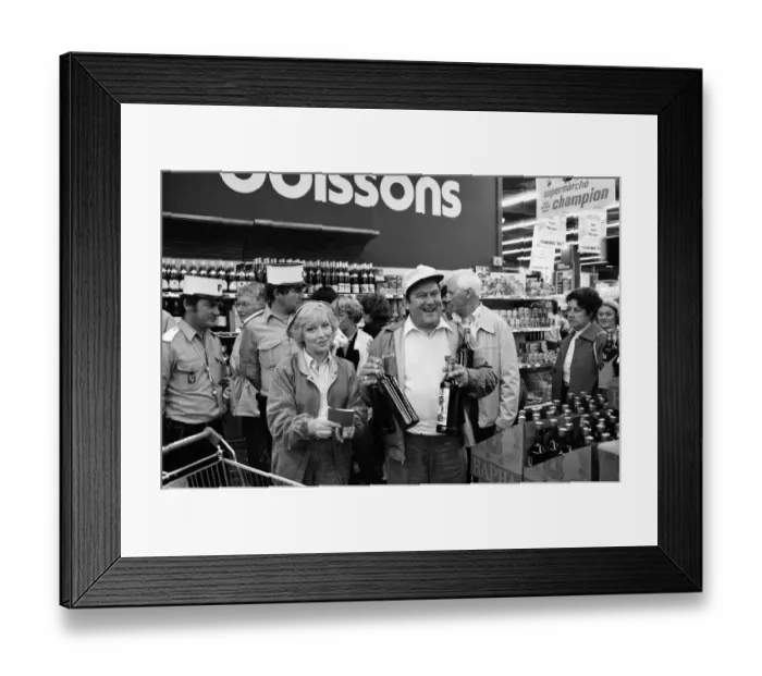 Framed Print : Filming of a series of Terry and June, where they go on a day trip to Framed Print : Filming of a series of Terry and June, where they go on a day trip to