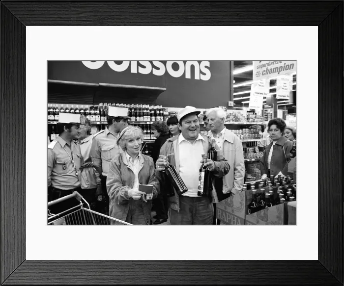 Framed Print : Filming of a series of Terry and June, where they go on a day trip to Framed Print : Filming of a series of Terry and June, where they go on a day trip to