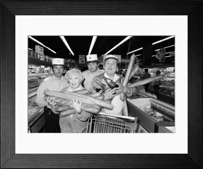 Framed Print : Filming of a series of Terry and June, where they go on a day trip to Framed Print : Filming of a series of Terry and June, where they go on a day trip to