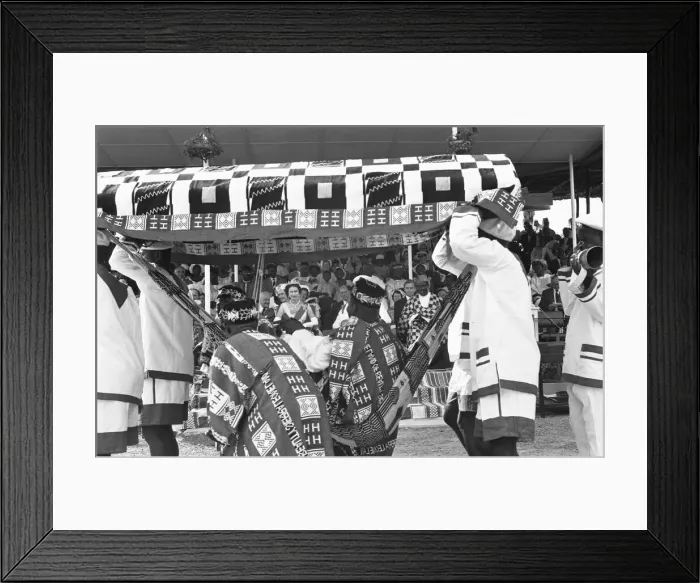 Framed Print : A local chieftain is carried passed Queen Elizabeth II and Prince Philip Framed Print : A local chieftain is carried passed Queen Elizabeth II and Prince Philip