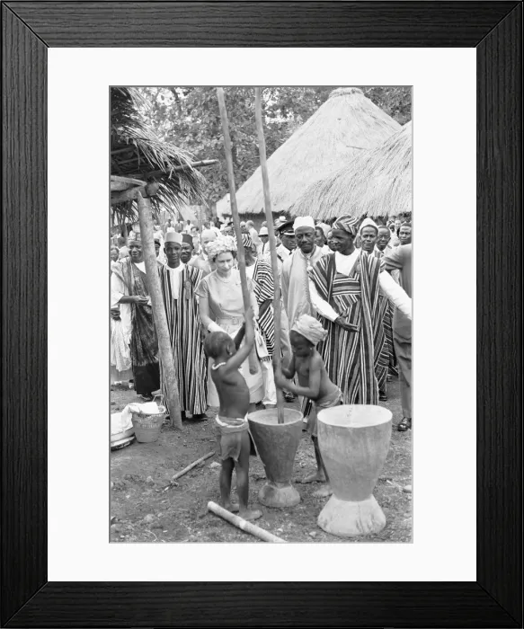 Framed Print : Queen Elizabeth watches two children grinding corn during a visit to Hangha in Kenema