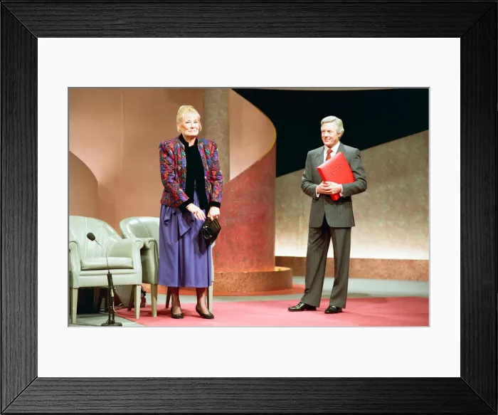 Framed Print : Michael Aspel surprises Liz Dawn for the TV show This is your Life Framed Print : Michael Aspel surprises Liz Dawn for the TV show This is your Life