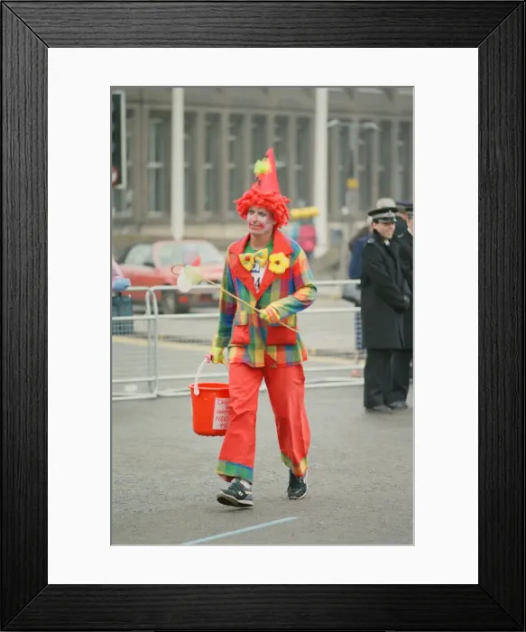 Framed Print : The London Marathon - 1990 Runners pass through and around the Tower Bridge area Framed Print : The London Marathon - 1990 Runners pass through and around the Tower Bridge area
