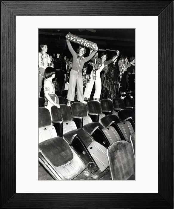 Framed Print : Music - Pop - Bay City Rollers - Loyal fans cheer the band behind some of the broken Framed Print : Music - Pop - Bay City Rollers - Loyal fans cheer the band behind some of the broken