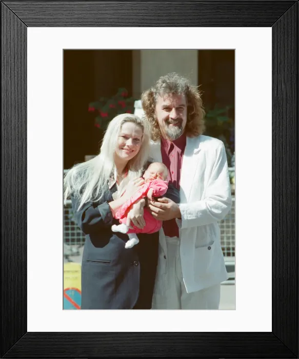 Framed Print : Billy Connolly, Pamela Stephenson and their new baby Scarlett Connolly. 6th August 1988 Framed Print : Billy Connolly, Pamela Stephenson and their new baby Scarlett Connolly. 6th August 1988
