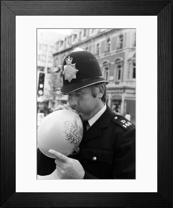 Framed Print : The Oxford Street Association staged a party for over 5000 children ahead of the Royal