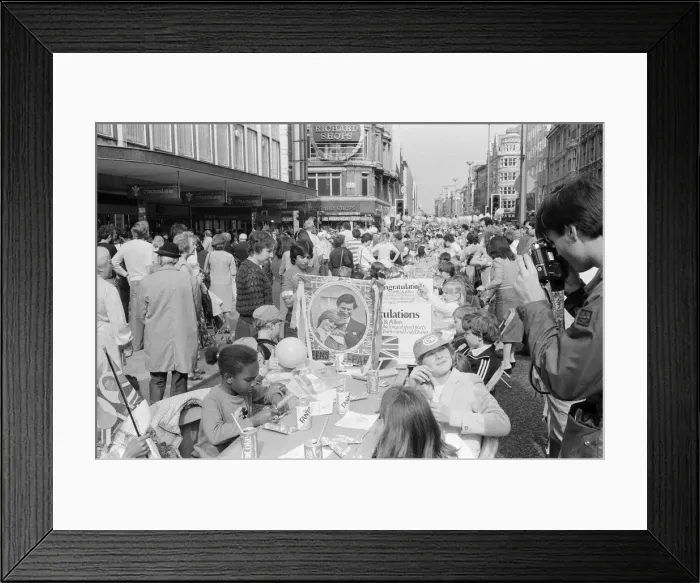 Framed Print : The Oxford Street Association staged a party for over 5000 children ahead of the Royal Framed Print : The Oxford Street Association staged a party for over 5000 children ahead of the Royal